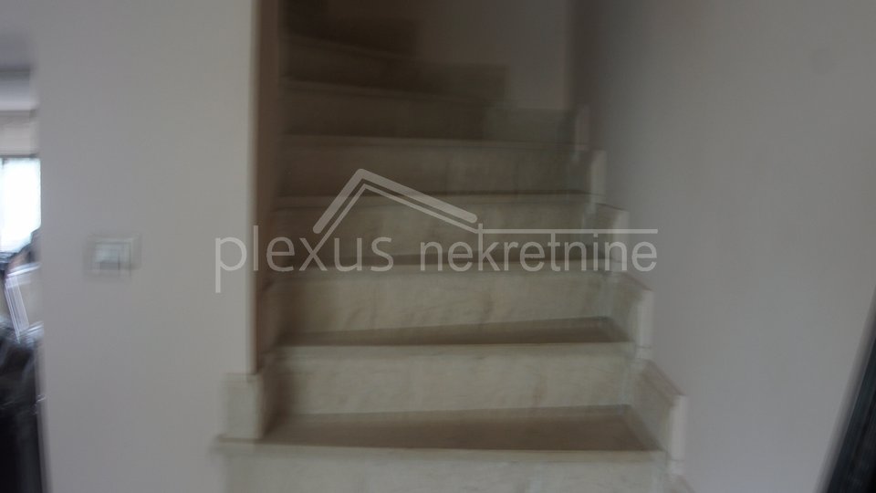 House, 725 m2, For Sale, Žrnovnica