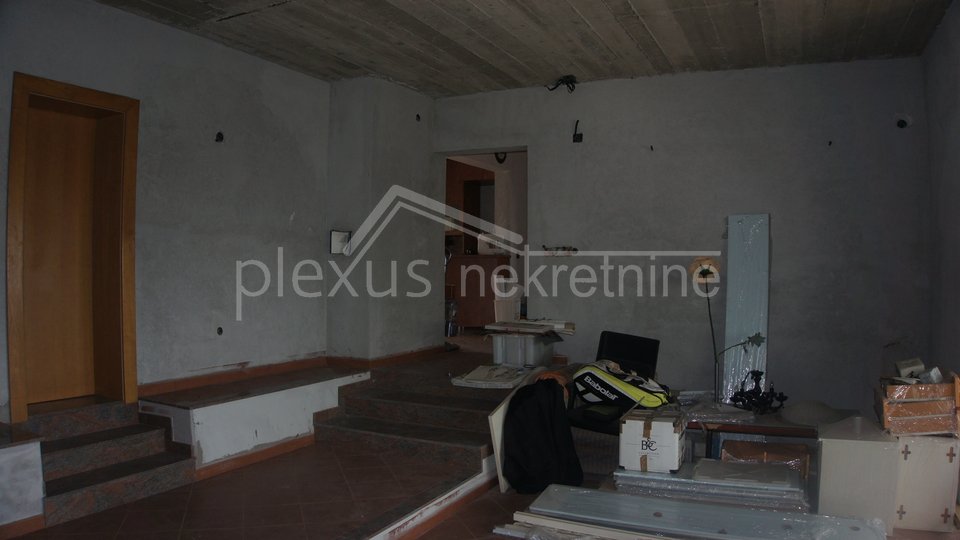 Haus, 725 m2, Verkauf, Žrnovnica