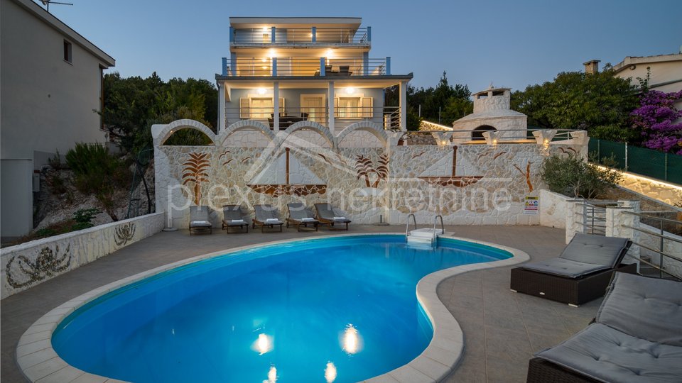 Apartment house - villa first row by the sea: Marina - Vinišće, 215 m2