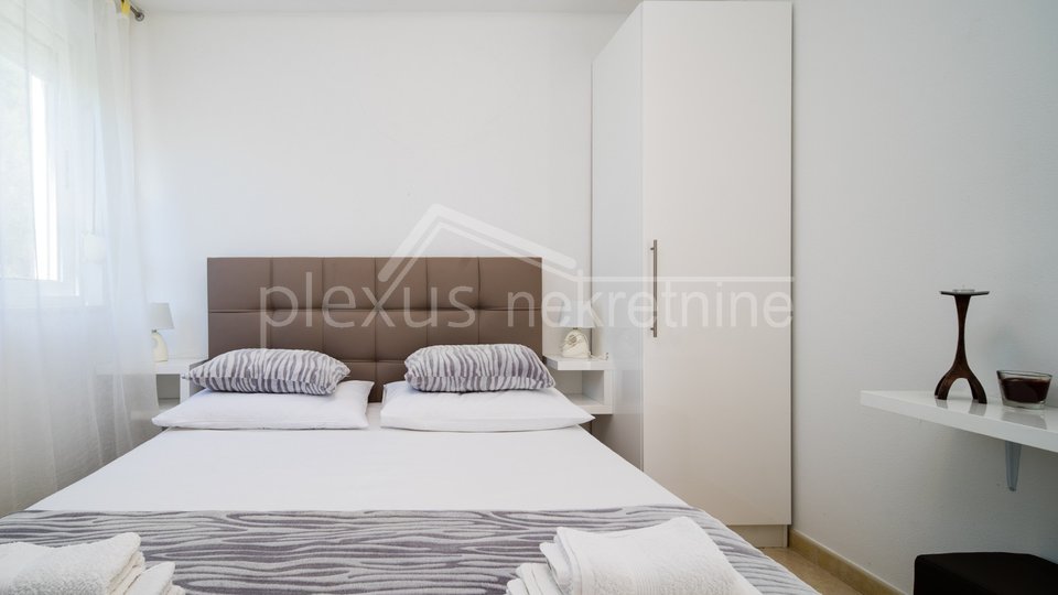 Apartment house - villa first row by the sea: Marina - Vinišće, 215 m2
