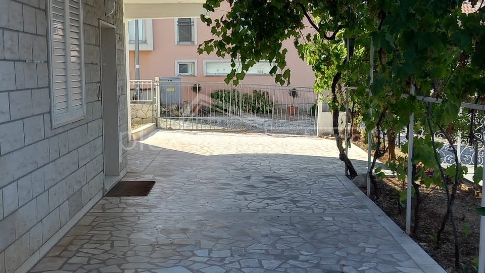 Kuća - Villa + maslinik 300 m2: Okrug Gornji, Čiovo, 300 m2