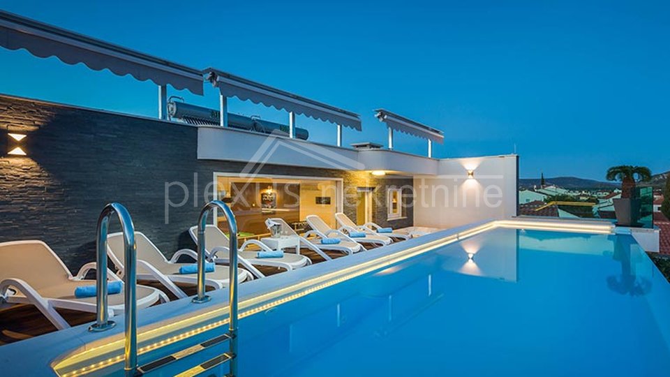 House - villa with pool: Rogoznica, 377 m2