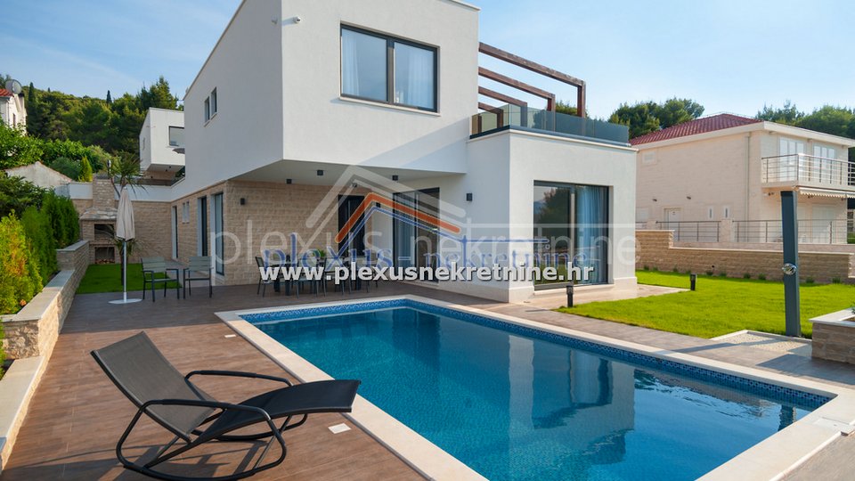 House, 600 m2, For Sale, Okrug - Okrug Gornji