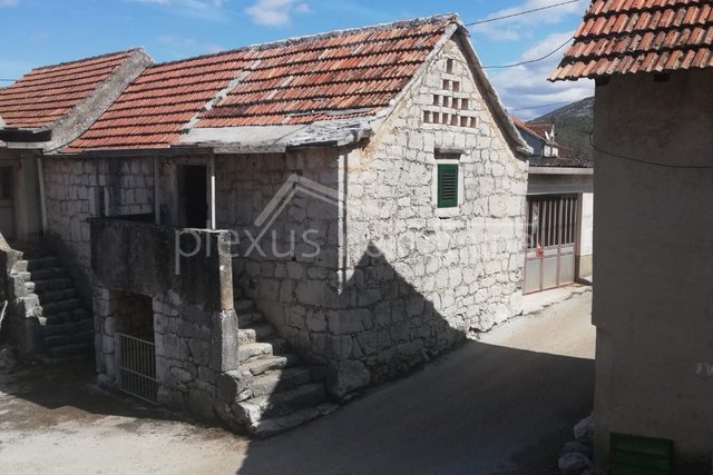 Stara kamena kuća  + zemljište 752 m2: Primorski Dolac, 32 m2