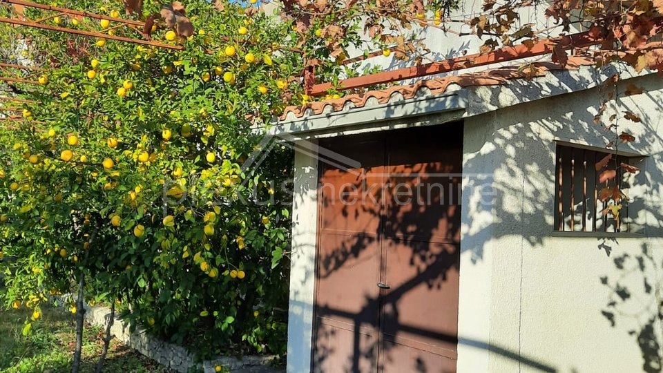 Kuća s voćnjakom na parceli od 3000 m2: Kaštel Lukšić, 165 m2