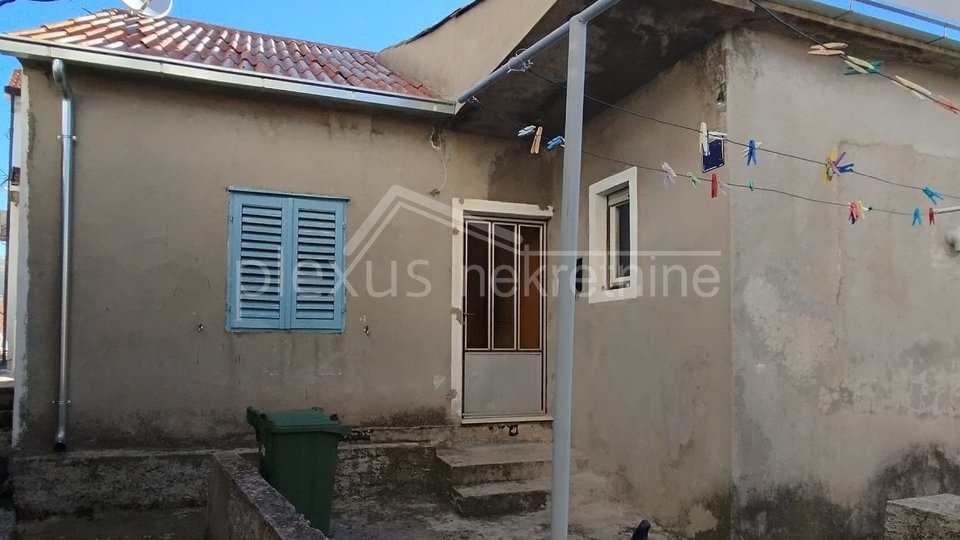 Obiteljska dvoetažna kuća s konobom: Solin, Ninčevići, 60 m2