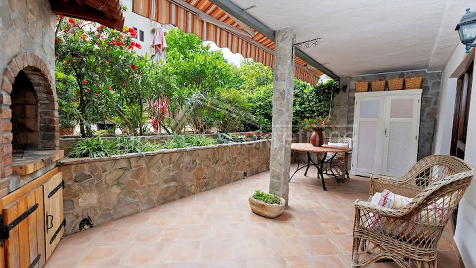Trosoban stan s terasom i vrtom: Split, Mejaši, 107 m2