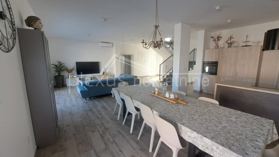 Casa, 210 m2, Vendita, Kaštel Novi