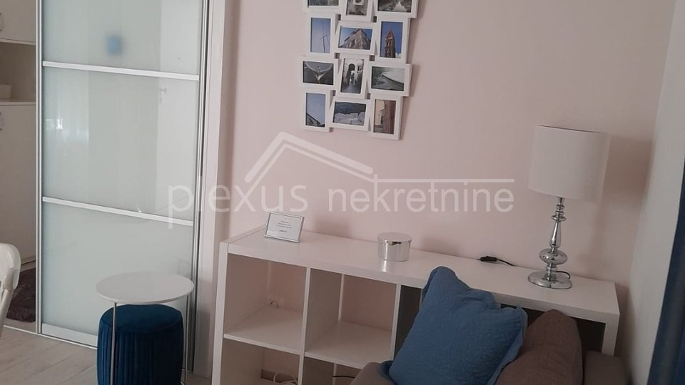 Jednosoban stan s parkingom: Trogir, centar, 30 m2