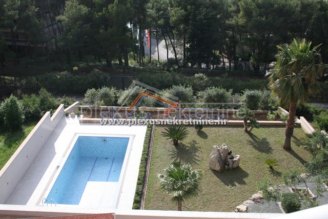 Luksuzna vila sa bazenom: Split - okolica, Podstrana (prodaja)