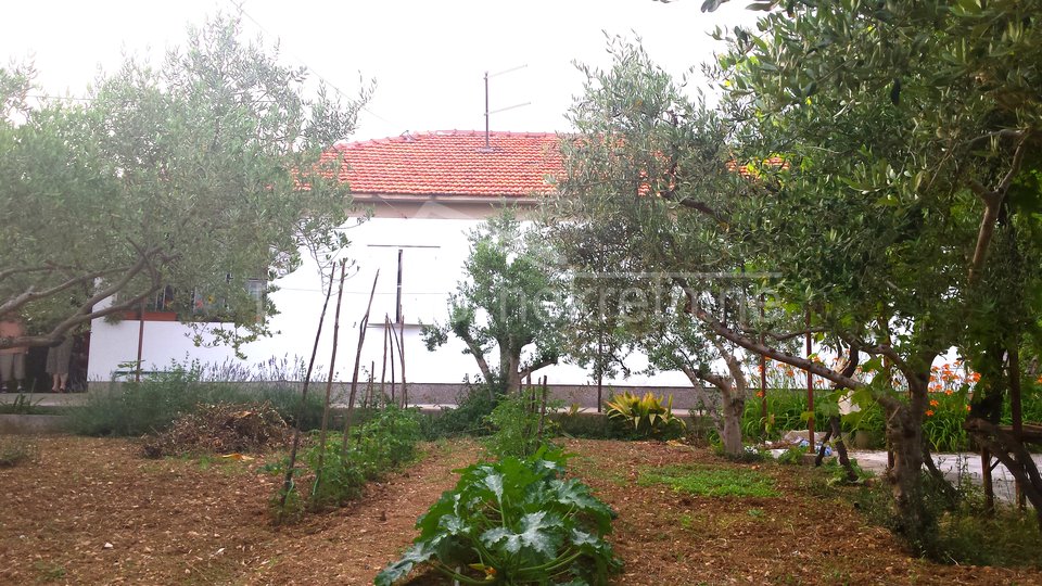Obiteljska kuća s vrtom: Trogir, 96 m2