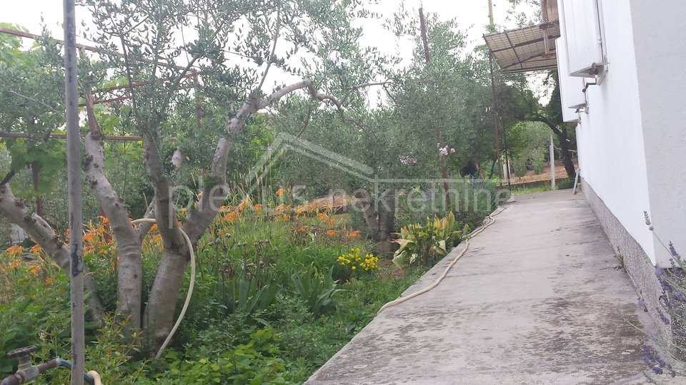 Obiteljska kuća s vrtom: Trogir, 96 m2